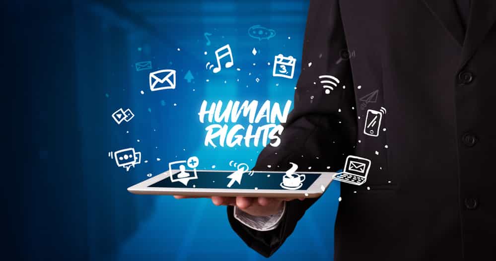 Human rights på et fat som er et nettbrett